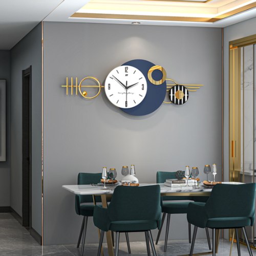 שעון קיר ענק בעיצוב ייחודי, שעון פרזול מוזהב עם אלמנטים עגולים בשכבות בצבע כחול נייבי ולבן