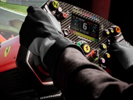 הגה סימולטור Thrustmaster T818 Ferrari SF1000 PC – ידיים עטויות כפפות אוחזות בגלגל היגוי עם מסך וכפתורים צבעוניים