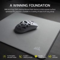 משטח לעכבר גיימינג צבע אפור Corsair MM Anti-Fray Cloth XXL – משטח אפור עם עכבר גיימינג לבן ולוגו לצד טקסט מידע