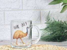 מתנות הומוריסטיות ספל זכוכית עם איור של ציפור אמו וכתוב: כוס אמו