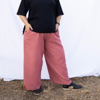 מכנסיים מדגם נועה מבד פיקה בצבע קורל