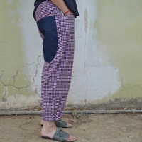 מכנסיים מדגם נור עם דוגמה של משבצות בורוד וכחול כהה - זוג אחרון במלאי במידה 12