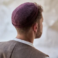 כיפה כפרית בצבע ruby