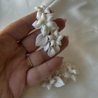 זוג סיכות נילי | פרחי פינו לבנים