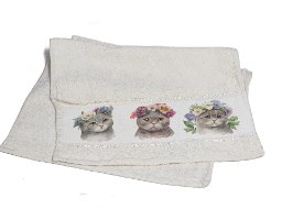 מגבת פנים / מגבת ידיים בצבע בז' - שמנת, מגבת עם הדפסה איכותית של 3 חתולים מתוקים עם זר פרחים על הראש