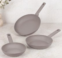 סט 3 מחבתות איכותיות Berlinger Haus TitanPro BH-8108 – שלוש מחבתות אפורות בגדלים שונים על רקע בהיר כאשר הגדולה מוטה