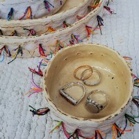 קרמיקה פיסולית בשילוב חוטי רקמה