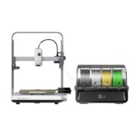 מדפסת תלת-ממד Creality Ender-3 V4 Combo – המדפסת האפורה מחוברת למתקן הזנה שחור עם שלושה סלילי פילמנט Wi-Fi