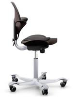 Flokk HÅG Capisco Puls 8020 – כיסא אוכף מודרני עם מושב מותאם למגוון מצבי ישיבה ונוחות מרבית.