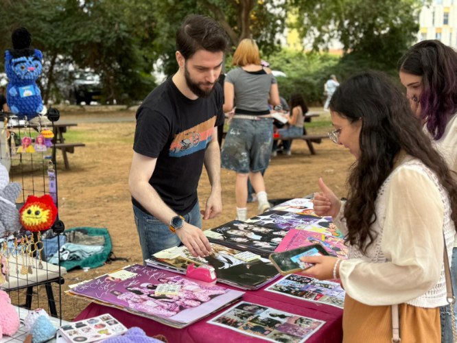 חנות עבודת יד: כובעים, בובות, מחזיקי מפתחות ועוד