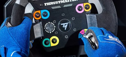 הגה מרוצים Thrustmaster TM Open Wheel Add-On Xbox/PS/PC – שתי ידיים בכפפות כחולות אוחזות הגה שחור עם כפתורים צבעוניים רבים