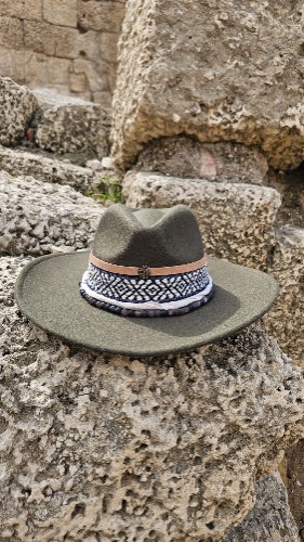 כובע פסטיבלים Boho-Chic עם עיטורי רקמה וחרוזים