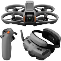 רחפן DJI Avata 2 Fly More Combo (Single Battery) – 4K רחפן אפור שלט תנועה ומשקפי FPV מוצגים יחד על רקע לבן