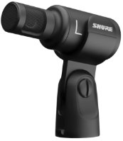 מיקרופון סטריאו קונדנסר Shure MV88+ Stereo USB – מיקרופון שחור עם רשת בקצהו ומעמד מתכוונן מוצג בזווית על רקע לבן