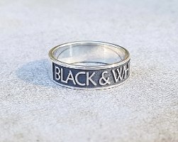 טבעת כסף עם כיתוב מובלט עד 13 תווים black & white