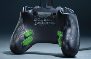 בקר משחק Razer Wolverine V3 Tournament Edition 8K PC – גב הבקר עם ארבעה כפתורי משוט ירוקים.