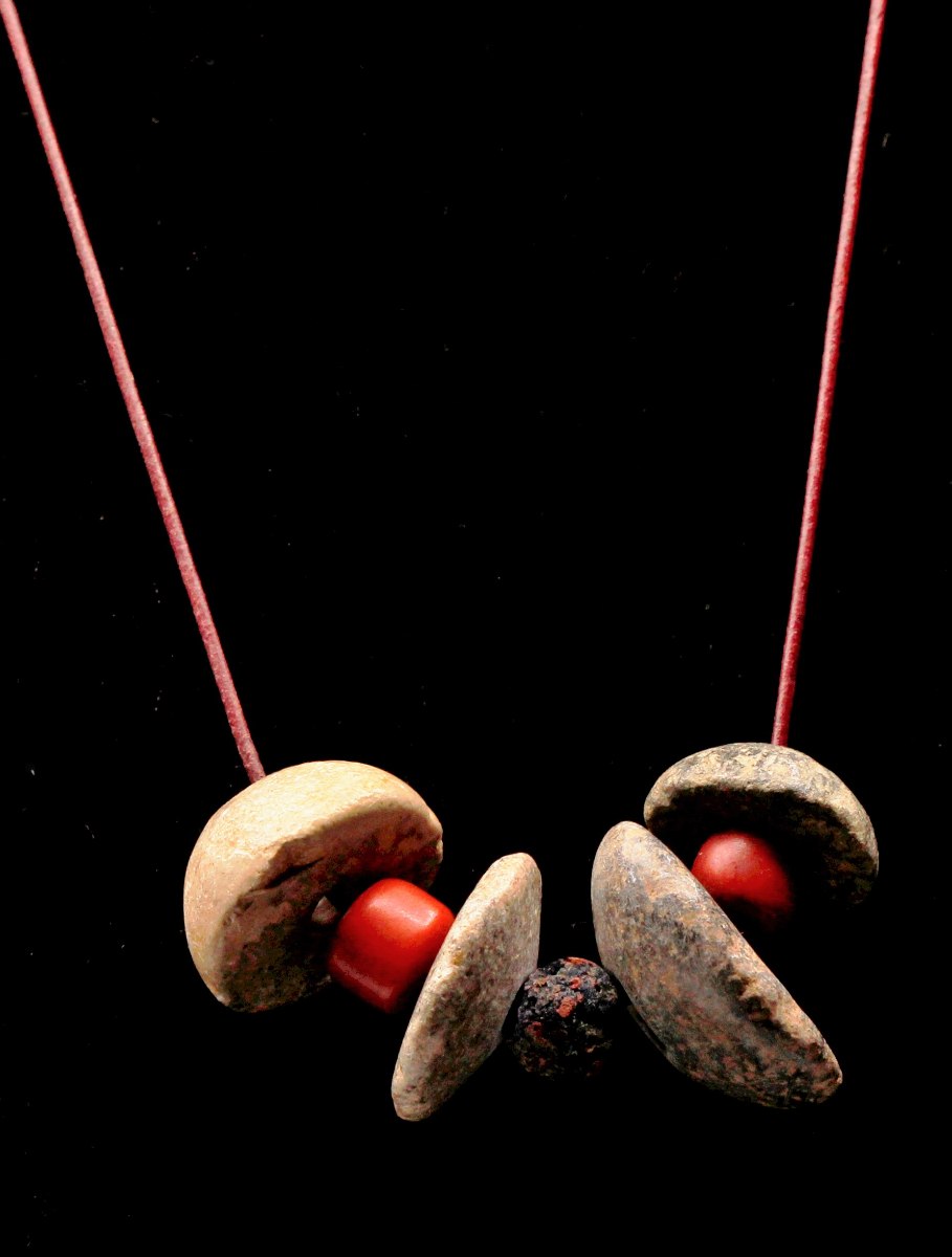 שרשרת עתיקה חרוזי אבן ששימשו  משקולות טוויה, חרוז זכוכית רומי נדיר  וחרוזי קורל עתיקים