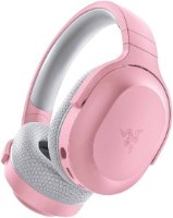 אוזניות גיימינג אלחוטיות Razer Barracuda X Quartz – אוזנייה ורודה בזווית עם לוגו Razer על האוזנייה USB
