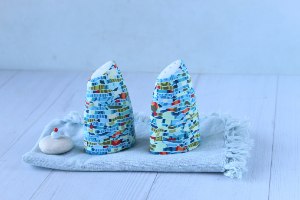 זוג מלחיה ופלפליה אסימטריות מפורצלן בגווני טורקיז וירוק עם נגיעות כתום