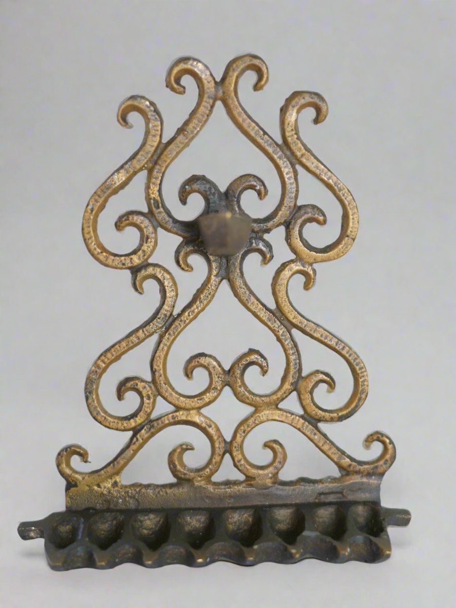 חנוכייה וינטאג' קטנה בסגנון מרוקאי, עשויה ברונזה מרוקעת, לשימוש בשמן