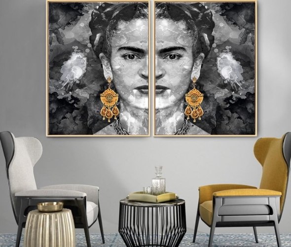 "פרידה חצויה" זוג תמונות קנבס של פניה של פרידה קאלו מחולקת ל-2 בגווני שחור לבן ועגילי זהב