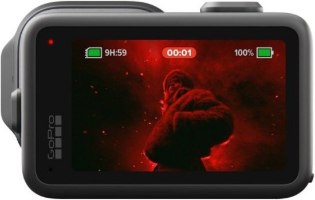 מצלמת אקסטרים GoPro Mission 1 Pro Grip Edition – 8K מצלמה שחורה מאחור עם מסך המציג סצנת וידאו אדומה ונתוני מצלמה