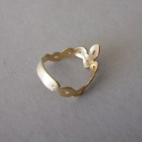 טבעת V קלטית מזהב עם אבן חן לבחירתכם