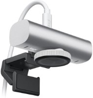 מצלמת רשת Logitech MX Brio 4K Ultra HD Pale Gray – מבט מלמטה בזווית על העדשה, התושבת השחורה וכבל