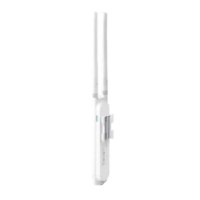 נקודת גישה Omada EAP110 Outdoor Access Point – נקודת הגישה הלבנה נראית מהצד עם שתי אנטנות אנכיות ומחבר הרכבה עם 2 4GHz