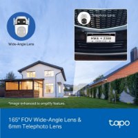 מצלמת אבטחה Tp-Link Tapo C545D – חוטית תמונה פרסומית המדגימה את שתי העדשות רחבה וטלפוטו עם בית וגינה ברקע
