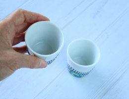 זוג כוסות אספרסו מפורצלן בגווני טורקיז, ירוק, סגול וורוד