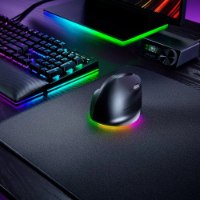 עכבר ארגונומי אלחוטי Razer Pro Click V2 Vertical – עכבר אנכי שחור עם תאורת RGB בבסיסו לצד מקלדת מוארת