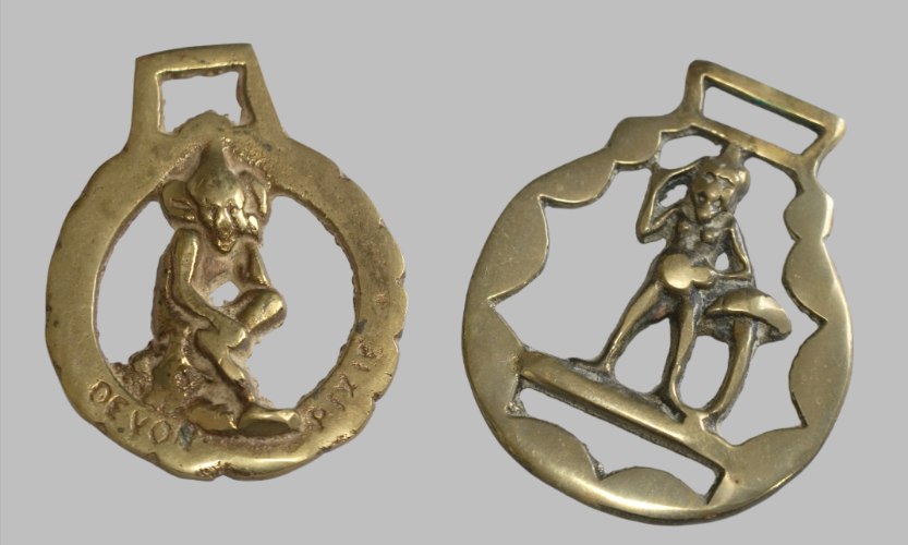 לוט של שני קישוטי רתמה מפליז, דמויות של שדון פיקסי, וינטאג' בריטניה horse brass