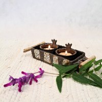 פמוטי קרמיקה על מגש בשילוב ענפי עץ טבעיים