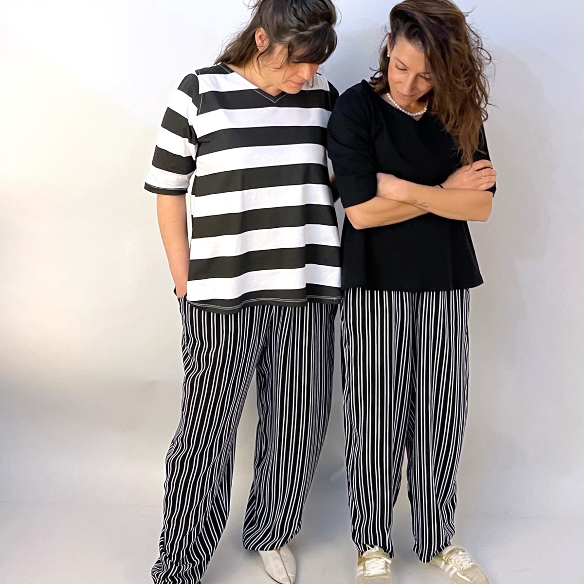 מכנסיים מדגם נור עם דוגמה של פסים לאורך בשחור ולבן - זוג אחרון במלאי במידה 18