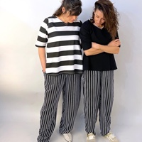 מכנסיים מדגם נור עם דוגמה של פסים לאורך בשחור ולבן - זוג אחרון במלאי במידה 18