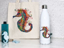 מתנות שצוללנים אוהבים: מארז עם הדפסה של איור מקורי - סוסון ים צבעוני הכולל תיק קנבס, בקבוק נירוסטה תרמי השומר על קור וחום ל12 שעות.