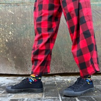 מכנסיים מדגם נור עם דוגמא של משבצות בשחור ואדום - זוג אחרון במלאי במידה 12