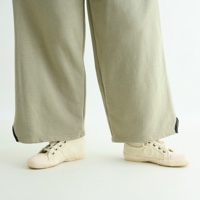 מכנסיים מדגם נועה מבד פרנץ׳ טרי בצבע זית בהיר