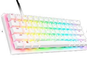 מקלדת גיימינג מכנית חוטית צבע לבן Razer Huntsman V3 Pro Mini – מקלדת לבנה עם תאורת RGB צבעונית נראית בזווית על רקע לבן