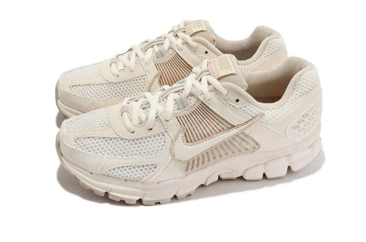 נעלי Nike Zoom Vomero 5 לבן שמנת