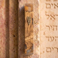 מזוזת עץ זית ואפוקסי יוקרתית