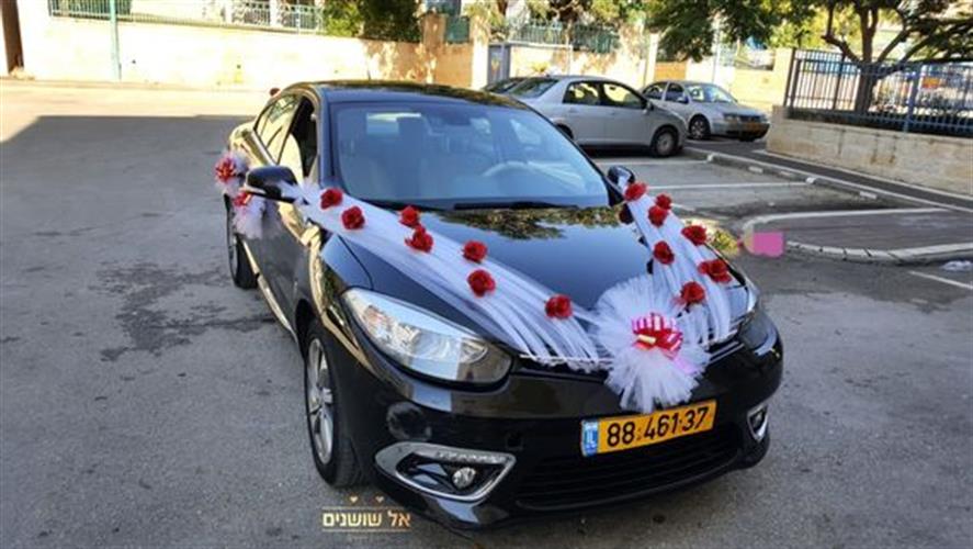 קישוט רכב עם פרחים