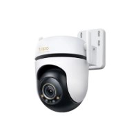 מצלמת אבטחה חיצונית ממונעת Tp-Link Tapo C530WS – Wi-Fi מצלמה לבנה ושחורה עם עדשה קדמית בולטת ומתקן תלייה