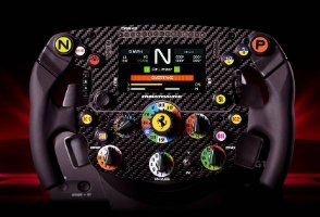 תוסף להגה Thrustmaster SF1000 Ferrari Xbox/PC/PS – פריט בודד הגה שחור מקרבון עם מסך תצוגה כפתורים צבעוניים וסמל פרארי