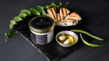 לאבנה קשיו איסטנבול עם חצילים קלויים ושום