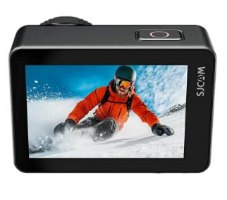 מצלמת אקשן SJCAM SJ11 – מצלמה שחורה המציגה גולש סנובורד במורד הר מושלג 4K