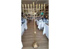 חנוכיית ענק עשויה מנחושת