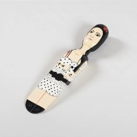 בובת עץ עומדת של המוזיקאית איימי ויינהאוס Amy Winehouse - סוג ב'