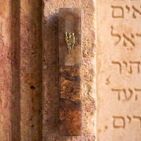 מזוזה בגימור מושלם: עץ זית טבעי בשילוב אפוקסי